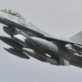 Prvi lovci F-16 stigli u Ukrajinu? Nezvanično lete na zapadu zemlje i smešteni su u skrivenim hangarima (video)
