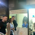 Obezbeđenje je opkolilo: Aleksandra Prijović stigla u Novi Sad: Pevačica pred koncert ne skida osmeh sa lica, fanovi u…