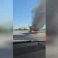Buktinja na auto-putu kod Inđije: Zapalio se beli Mercedes, svi putnici odmah istrčali napolje (FOTO)(VIDEO)