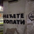 (FOTO) Grafiti „Nećete kopati“ osvanuli u Loznici na mestu gde će se održati Dan sećanja na stradale i prognane u…