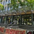 Studenti i građani ponovo blokirali sud u Novom Sadu: Zaposleni napuštaju zgradu