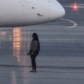 Policija saopštila: Muškarac kojeg je usisao motor aviona u Bergamu počinio samoubistvo