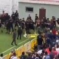 Huligani uleteli na teren i započeli žestoku tuču, opšti haos nastao na derbiju VIDEO