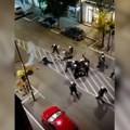 Neljudsko premlaćivanje građana koji protestuju u Valjevu: Dvadesetak policajaca pendrecima se obrušilo na dva mladića…