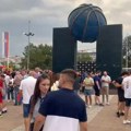 Kurir ispred arene: Navijači stižu na košarkaški spektakl - ludnica je već počela