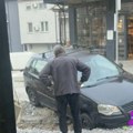 Automobil uleteo u rupu: Još jedan incident u Ulici Cvetanova ćuprija gde se izvode radove već sedam meseci