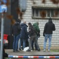 (Foto) prve slike sa mesta pucnjave: Mladić pronađen mrtav sa ranom na glavi: Policija opkolila lokaciju, opsadno stanje na…