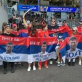 Dok se Alkaraz muči na AO, navijači Novaka Đokovića se okupili ispred stadiona, dobili i neočekivanog gosta