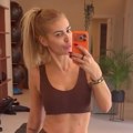 Žena (43) poznatog Srbina puca u helankama i topu: Pokazala zategnut stomak i obline, a komentari pljušte: "Svaka čast na…