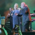 "Pružila mi je ruku kad niko nije": Dino Merlin kraj Vesne Zmijanac, izveli najveći hit, gori arena (video)