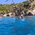 Drama kod Marmarisa: Potonuo turistički brod sa 148 putnika, ljudi skakali u more kako bi preživeli (video)