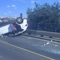 Saobraćajna nesreća na Brankovom mostu: Automobil se prevrnuo na krov, jedna osoba povređena