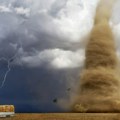 (Video) Neverovatan snimak iz Kine: Tornado podigao automobil kao igračku!