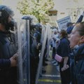 Opozicija u Albaniji zapalila baklje u parlamentu, protestuje protiv Rame