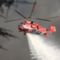 Ovako izgleda gašenje požara u Bloku 70 iz helikoptera: Izleće iz dima, ispušta vodu pravo u epicentar požara