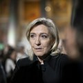 Le Pen: Makron se igra ratnog vođe