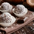 Recept dana: Čokoladne kuglice sa kokosom i vinom