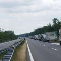 "Čekamo satima i satima": Haos na graničnom prelazu sa Hrvatskom: Kolona šlepera duga preko deset kilometara (foto)