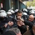 Opozicija blokirala zgradu Tužilaštva u Novom Sadu, policija pokušava da potisne demonstrante