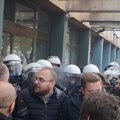 Opozicija blokirala zgradu Tužilaštva u Novom Sadu, policija pokušava da potisne demonstrante