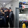 BLOG Počela najbučnija protestna šetnja, srednjoškolci u Novom Sadu lupaju u lonce: Komunalci vratili transparent…