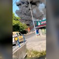 Crni gusti dim kulja iznad Beograda: Zapalio se auto-otpad u Kotežu: Više vatrogasnih ekipa na terenu (video)