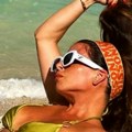 Na plažu nosi torbu od 2700 evra! Naša pevačica u mini čipkastoj haljini, raspametila sve izborom kupaćeg