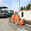 Asfaltiranjem Ulice Šestog puka nastavlja se uređenje saobraćajnica na Deninom brdu