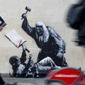 Benksijev grafit sa sudijom koji tuče demonstranta uklonjen sa zgrade suda u Londonu