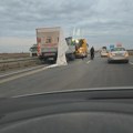 Lančani sudar na autoputu izazvao kilometarsku kolonu vozila: Vozači čekali i po pola sata kako bi prošli