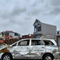 (Video) Rekordne poplave, ima nestalih! Katastrofa na Aljasci: Tajfun nosio sve pred sobom, povređeni ljudi zaglavljeni na…