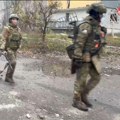 Rusi slobodno šetaju pokrovskom: Poigledajte kako patroliraju pustim ulicama između oštećenih stambenih zgrada (video)