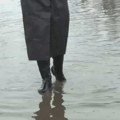 (FOTO/VIDEO) Poplavljena ulica u Borči, vozilima otežano kretanje