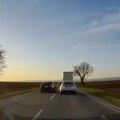 (Video) "Vozač ubica" na putu kod Rumenke! Jeziv snimak kruži društvenim mrežama: Za dlaku izbegnuta tragedija