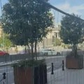 Postavljena ograda oko Skupštine Srbije: Pristalice SNS biće ograđene tokom održavanja skupa u subotu VIDEO