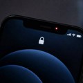Vidite crveno svetlo na iPhone-u: Šta se zaista krije iza neobičnog treperenja
