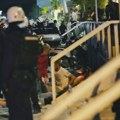 VIDEO Haos u centru Beograda: Tuča "delija" i "grobara", sevale baklje i noževi- huligan krenuo automobilom da zgazi čoveka