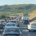 Potpuni haos na ulazu u Beograd: Sve stoji, kilometarska kolona zbog sudara kod naplatne rampe (video)