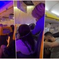 Neverovatna scena u avionu! Putnik otvorio pregradu iznad glave, a unutra ugledao jeziv prizor: Usred sletanja nastala opšta…