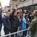 KFOR između dve vatre Albanski policajci nastavljaju okupaciju opština, Srbi poslali jasnu poruku