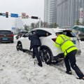 Snežni kolaps u Kini Automobili danima zaglavljeni na putu, svuda su polomljena stabla, a ima i mrtvih (foto, video)