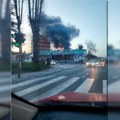 Gori krov na ugostiteljskom objektu na Voždovcu, požar gasi 15 vatrogasaca