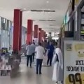 (Video) Tela na zemlji, ljudi u panici beže! Prvi snimci terorističkog napada u Izraelu: Krv na hodnicima autobuske stanice…