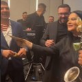 (Video) Pljušte evri na sve strane: Na čelu i u trubi, Jana Todorović sa mužem bogatašem kitila kolege muzičare: Haos na…