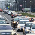 Ovakvu reklamu za vodoinstalatera još niste videli! Svi gledaju u Miletov auto na ulici, jednim potezom oduševio mnoge foto