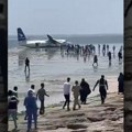 (Foto, video) Putnički avion završio u vodi! Pri sletanju skliznuo sa piste pravo na plažu, stižu dramatični snimci