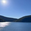 Ovo je najveći monstrum iz Bovanskog jezera: Na legendarnoj fotki ga drže 5 muškaraca, detalji borbe lede krv