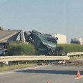 (Foto) Šleper se prevrnuo na auto-putu, saobraćaj blokiran. Haos kod Vrbasa, ogromne kolone kamiona i automobila, sve stoji.