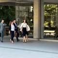 (Foto) Danas presuda roditeljima dečaka ubice: Miljana Kecmanović stigla u sud, pristižu i roditelji žrtava