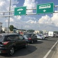 Na graničnom prelazu Gradina, na izlazu, putnička vozila čekaju 200 minuta
